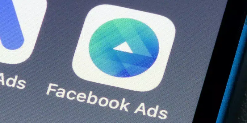 Fotografia do aplicativo do Facebook Ads em um Smartphone.