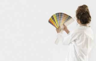 designs de marca mulher segurando cartelas de cores