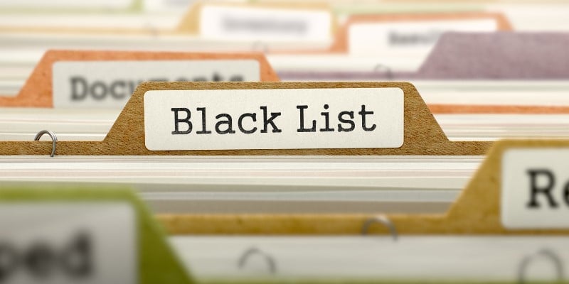 Zoom em uma aba de uma pasta de arquivos, na qual há uma etiqueta escrita Blacklist