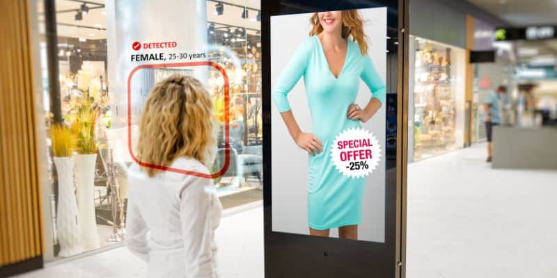 mulher observa um anúncio personalizado e se identifica com o produto