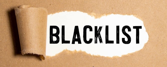 Há um rasgo em um papel pardo e em baixo é possível ler a palavra Blacklist em caixa alta