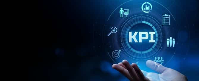 Mão aberta parece segurar uma representação gráfica do que seria KPI´s e suas vertentes