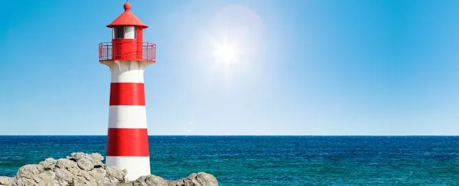 Imagem de um farol com o mar ao fundo em um dia de sol, remetendo ao Google Lighthouse.