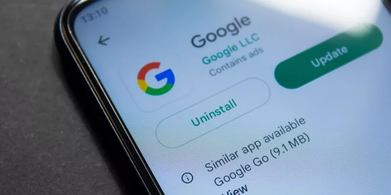 Imagem de um celular com a App Store aberta e o aplicativo do Google pronto para ser atualizado, remetendo ao March 2023 Core Update.