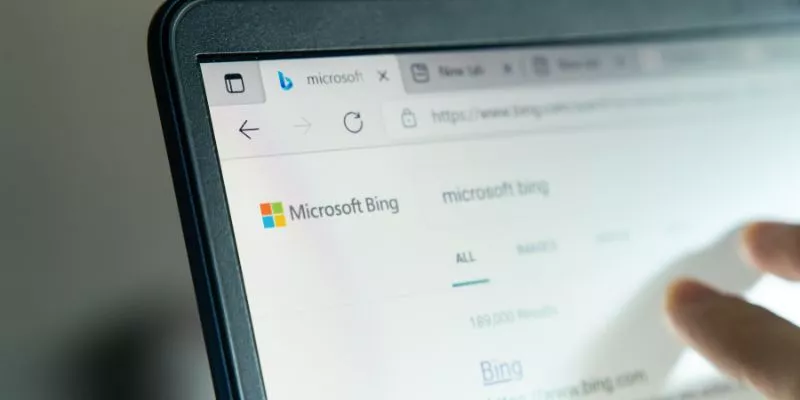 A imagem é uma foto de um monitor com a página inicial do Microsoft Bing