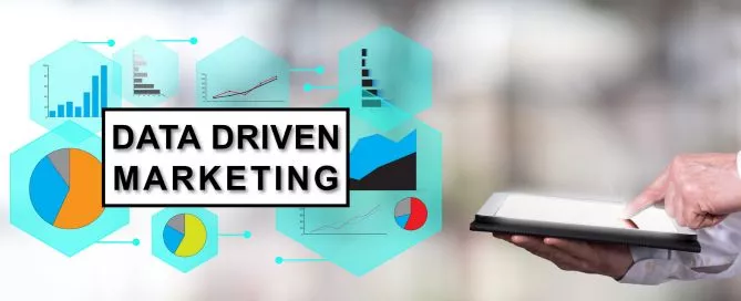 Foto com o título Data Driven Marketing e uma pessoa segurando um tablet ao lado
