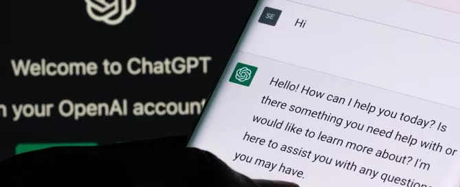 A foto mostra uma pessoa usando o celular, na tela tem o menu inicial do ChatGPT.