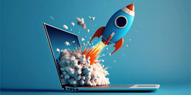 Ilustração de foguete sendo lançado de um notebook para o céu. Representa a ideia de crescimento de um site com a criação de conteúdo SEO Friendly.