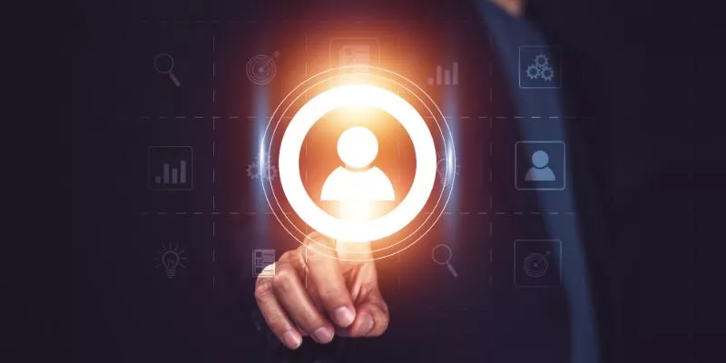 Jornada do cliente no foco das suas ações Silhueta humana centralizada e brilhando enquanto uma mão se aproxima para tocá-la. Mais uma vez, temos a jornada do cliente representada por este ícone.