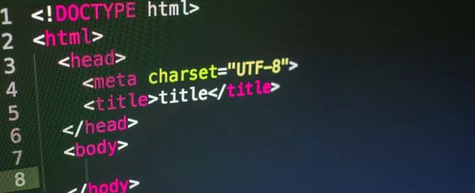 Imagem de linhas de programação mostrando a seção do título SEO (ou title tag).