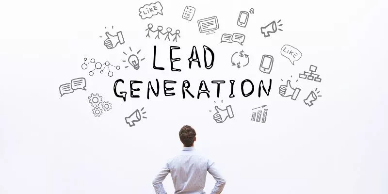 Homem olhando para parede escrita "Lead Generation", que significa geração de leads em inglês. Esse é um passo essencial para construir uma base de leads qualificada.