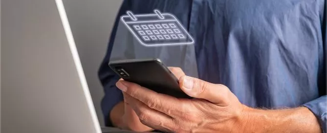 Calendário editorial sendo feito em um celular