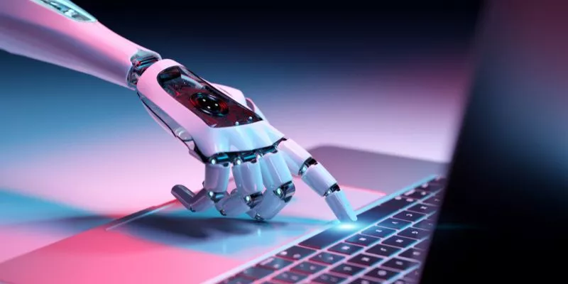 Mão de robô mexendo em um computador
