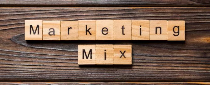 Blocos de madeira formando o termo "Marketing Mix", Mix de Marketing em inglês