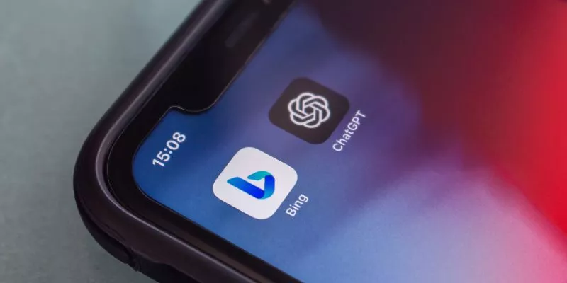 Celular com os apps do Bing e do ChatGPT instalados, elementos da integração entre SEO e Inteligência Artificial