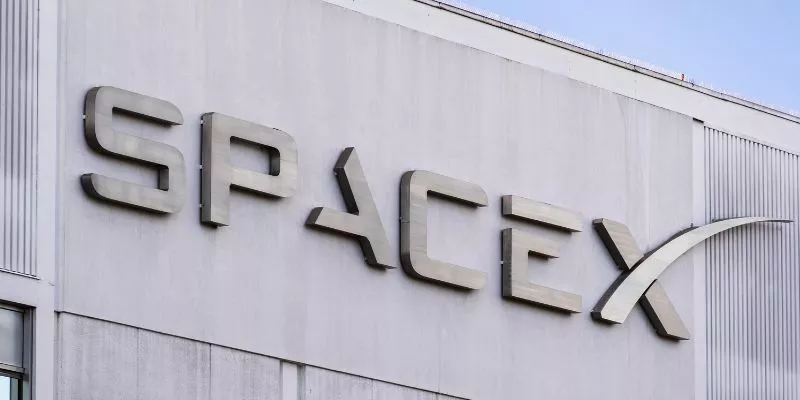 Logo da SpaceX em um dos prédios da empresa.