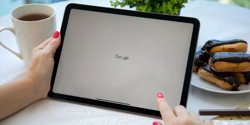 Tablet abrindo o aplicativo do Google