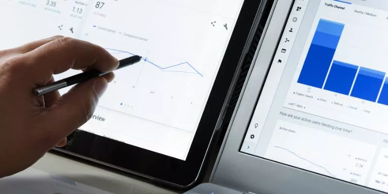 Profissional verificando o tráfego no Google Analytics