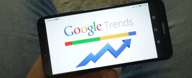 Google Trends sendo aberto em um smartphone