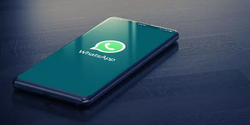 Smartphone em cima de uma superfície com a logo do WhatsApp.