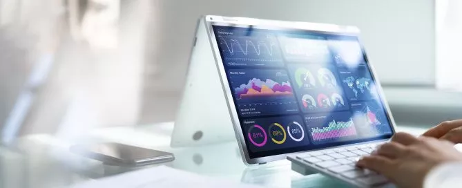 Computador ligado com diversos gráficos de Digital Analytics.