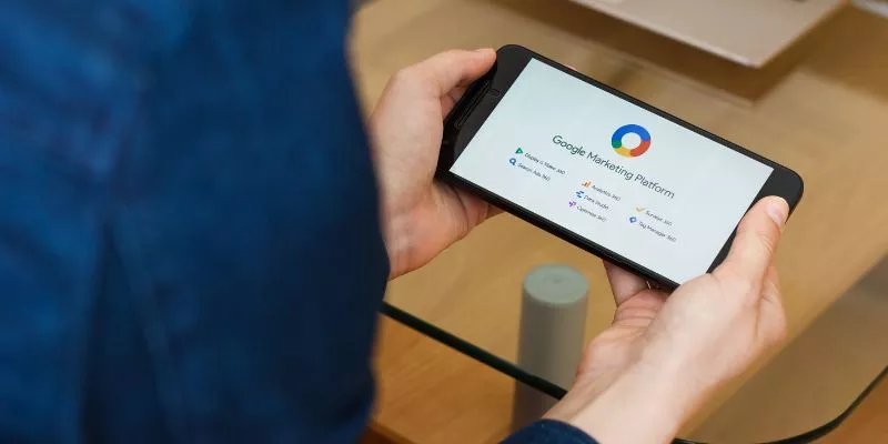 Pessoa acessando a Google Marketing Platform (que inclui o Google Analytics 360) pelo celular.