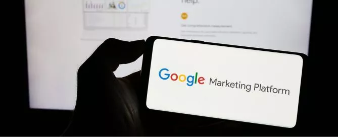 Celular com o Google Marketing Platform aberto