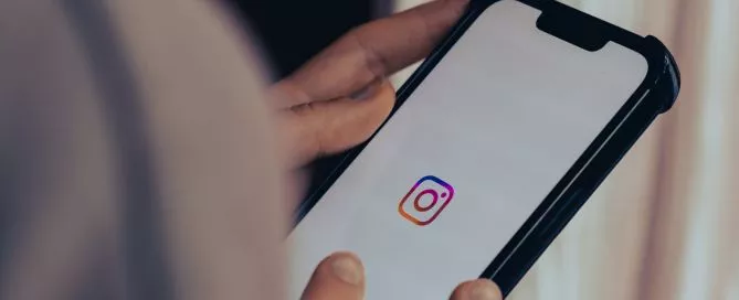 Pessoa mexendo no celular enquanto o app do Instagram está abrindo