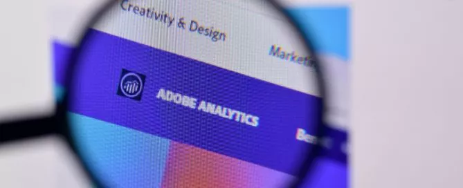 Imagem da ferramenta Adobe Analytics em um desktop aproximada por uma lupa