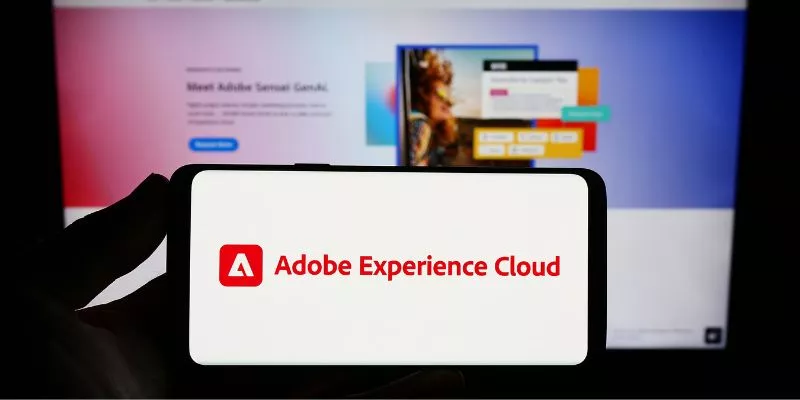Imagem de celular com o aplicativo da Adobe Experience Cloud - a qual o Adobe Analytics pertence - aberto