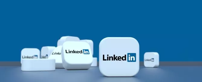 Objetos brancos quadrados com o nome e a logo do LinkedIn