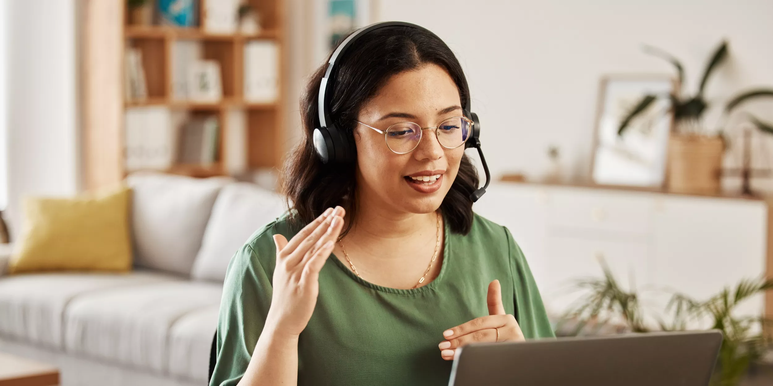 A imagem mostra uma mulher realizando um atendimento em seu computador.