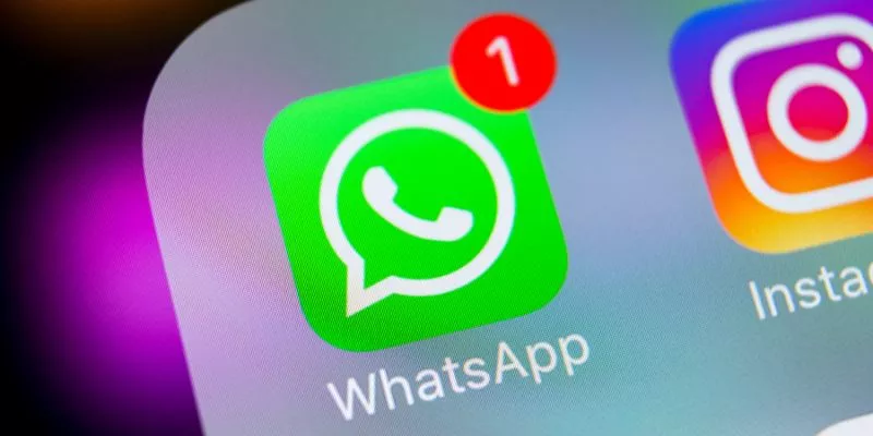 A imagem mostra uma tela de celular em foco, como destaque está o ícone do WhatsApp com uma notificação.