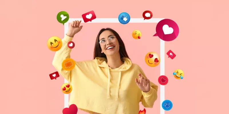 Imagem mostra uma mulher sorrindo, ela está dentro de uma moldura que se parece com um post do Instagram. Fora da moldura estão diversos emojis.