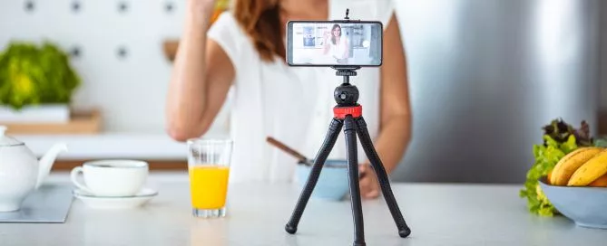 A imagem mostra uma mulher gravando um vídeo sobre nutrição.